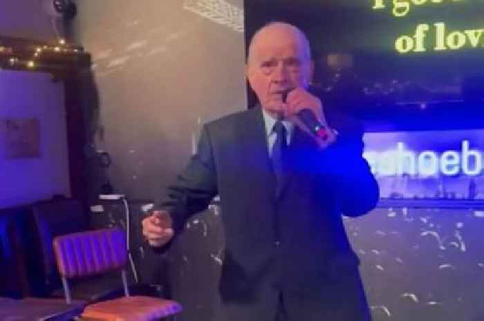 Tributes to Horseshoe Bar 'karaoke legend' who delighted drinkers in scores of Scots pubs