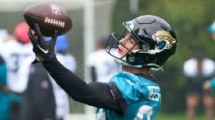 Rees-Zammit yn arwyddo cytundeb newydd gyda'r Jacksonville Jaguars