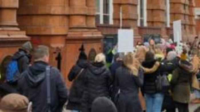 Protesters demand grooming gang talks with mayor