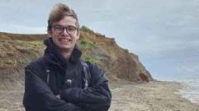 Storms reveal huge dinosaur footprint on beach