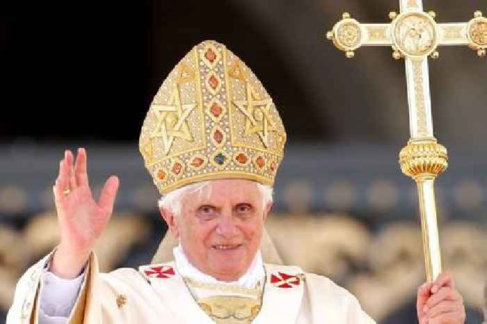 Why did Pope Benedict XVI become first pontiff in 600 years to resign?