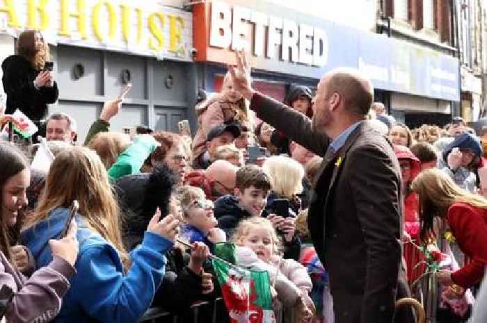 Children waiting to see William and Kate sing Calon Lân and the crowd follow their lead