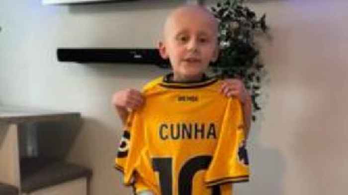 Footballer keeps promise to boy, 5, with cancer