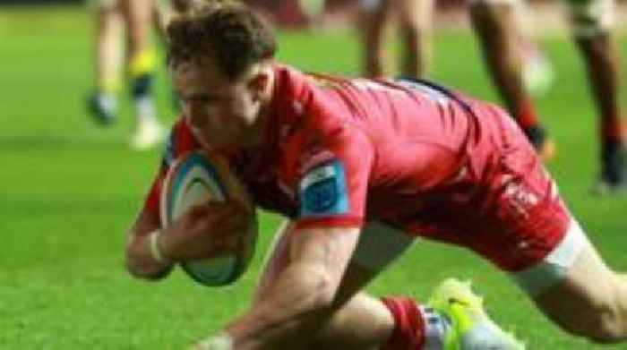 Scarlets back Page signs new contract