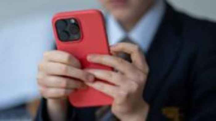 Schools to trial social media blackout scheme