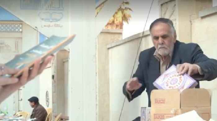 VOA Kurdish: Elderly man in Mosul gives away books to encourage reading 