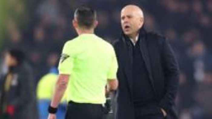 Slot said ref Oliver to blame if Liverpool fail to win title