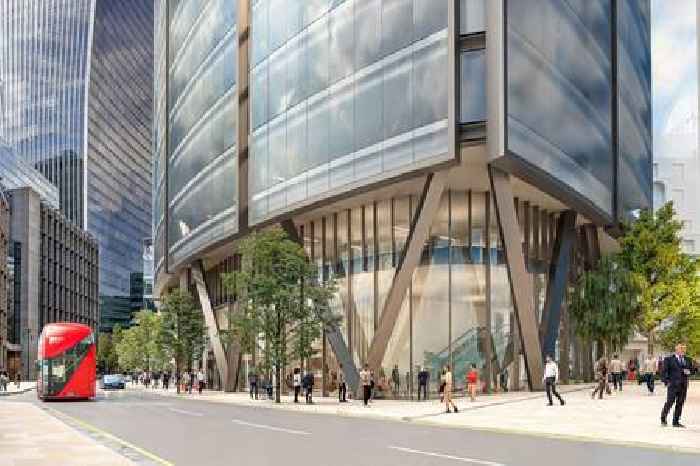 31-story skyscraper on 130 Fenchurch Street inches towards a green light