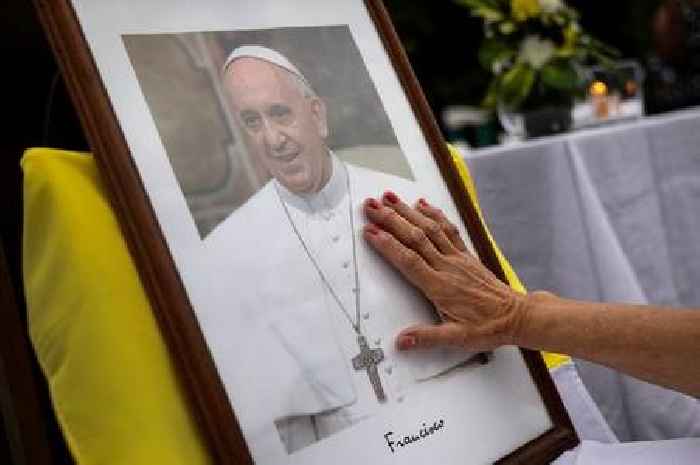 Pope Francis back on ventilator after 'new breathing crises'