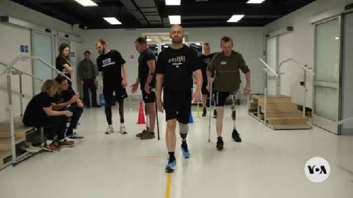 Wounded Ukrainian veteran & choreographer gets prosthetic leg thanks to donations  