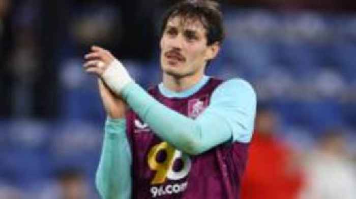 Burnley full-back Roberts signs contract extension