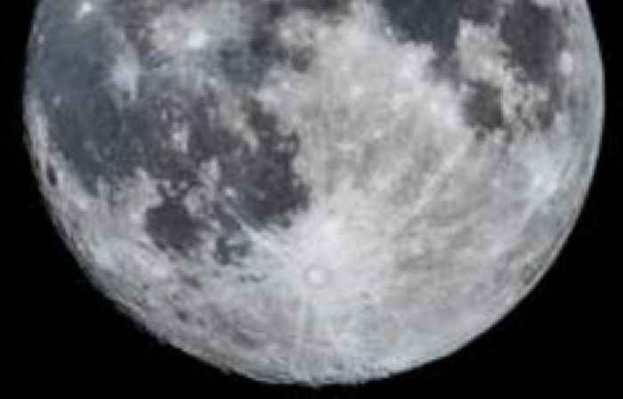 Spacecraft lands on Moon but 'orientation' unclear