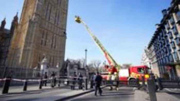 Man with Palestinian flag climbs Palace of Westminster