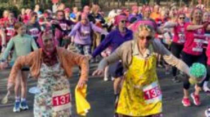 Hundreds join Headscarf Hustle on Humber Bridge
