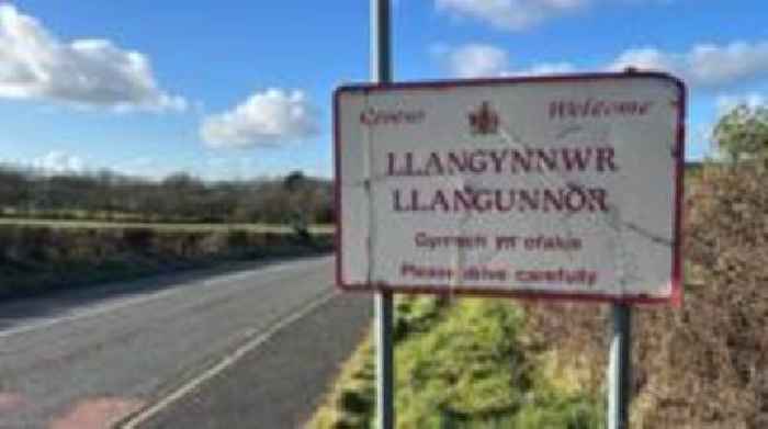 Merch fu farw yn Sir Gâr 'wedi'i chanfod yn anymwybodol mewn bath'
