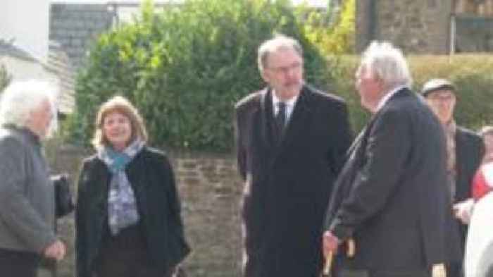 Mourners gather at cathedral for Lord Elis-Thomas funeral