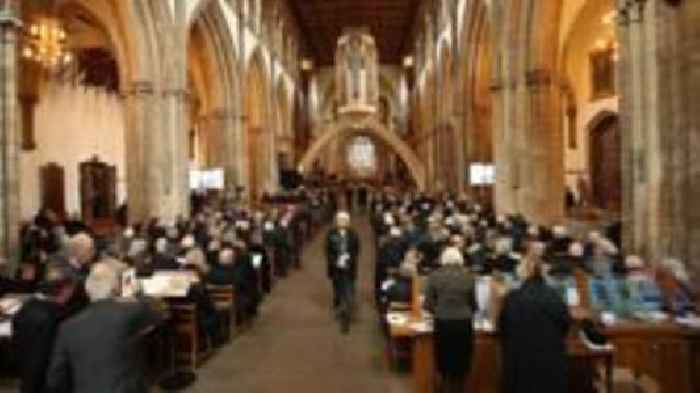 King's tribute as hundreds gather for Lord Elis-Thomas funeral