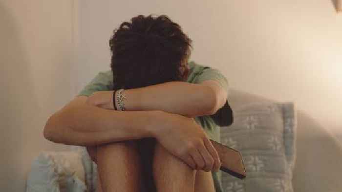 Teen boys blackmailed by gangs in 'sextortion' scams - as victims given new advice on what to do