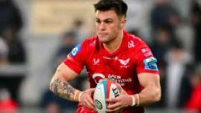 Wales centre Roberts signs new Scarlets deal