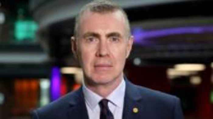 Cyn-arweinydd Plaid Cymru yn wynebu her am sedd yn y Senedd