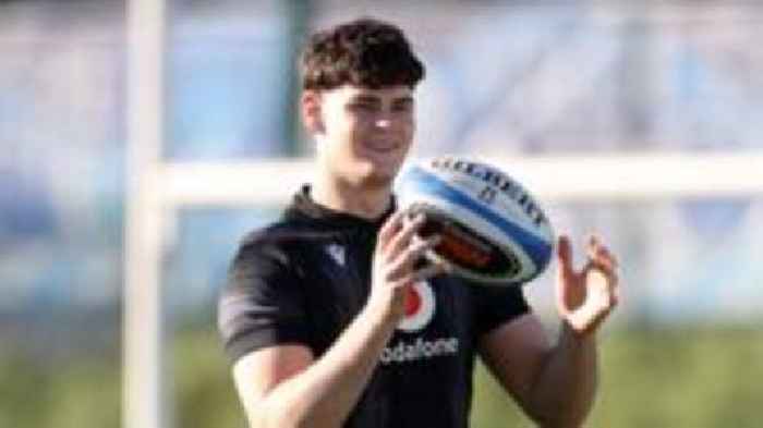 Wales centre James signs new Scarlets deal