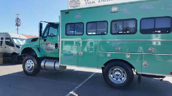 Former Wildland Fire Truck Is Now a Self-Sufficient Mobile Home for Outdoorsy Couple