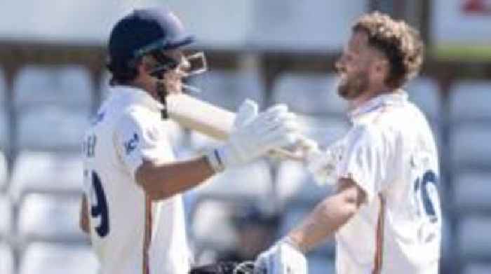 Batters dominate between Essex and Surrey