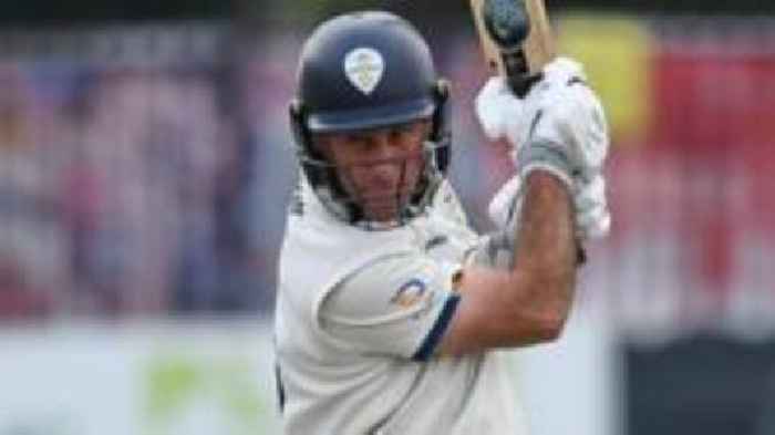 Derbys still on top despite Gloucs fightback