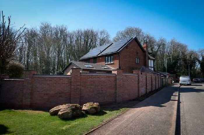 Row breaks out over 'prison' garden wall on 'middle-class' Nottinghamshire estate