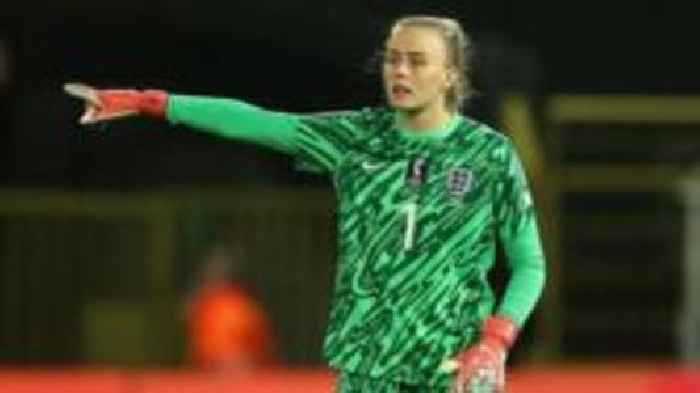 Hampton 'a bit' ahead of Earps in England keeper battle