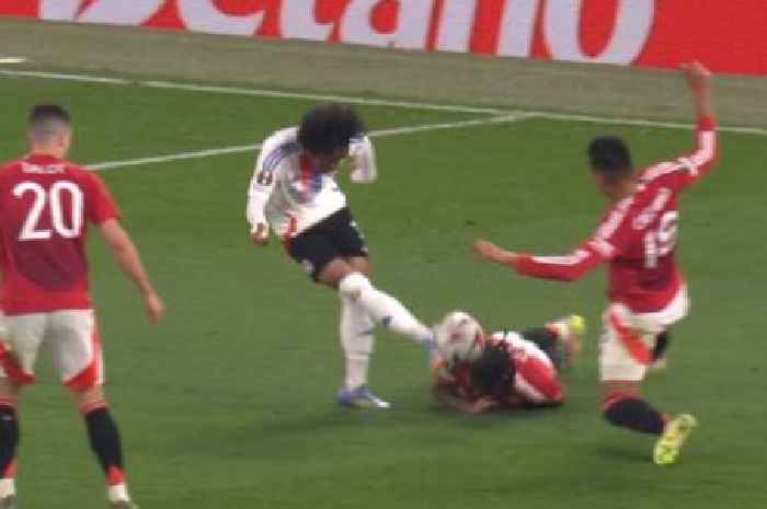 Leny Yoro 'does a Phil Jones' as Man Utd fans applaud 'generational talent'