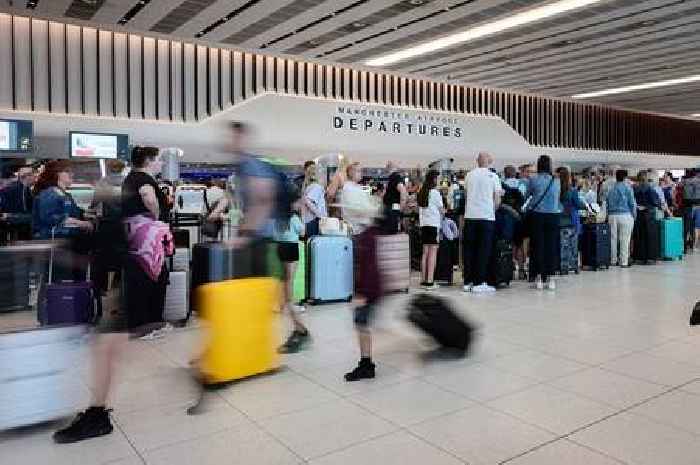 Flight attendant weighs in on passengers' footwear - and says one choice indicates a problem