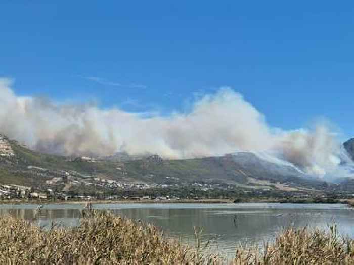 News24 | Hikers evacuated at Silvermine Nature Reserve as firefighters battle fierce blaze