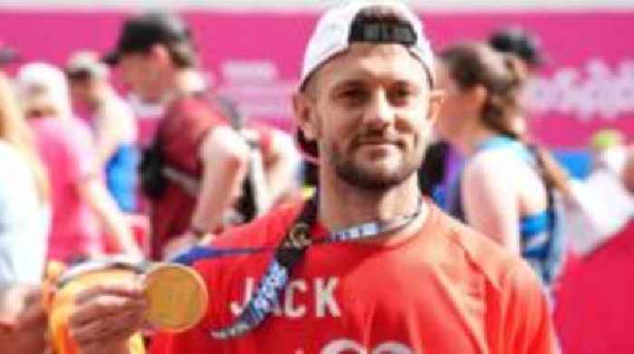 Weary Wilshere finishes London Marathon