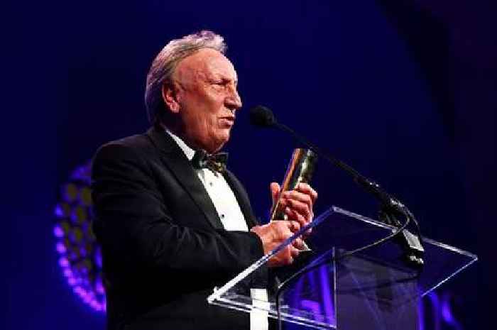 Neil Warnock receives prestigious Contribution to League Football award