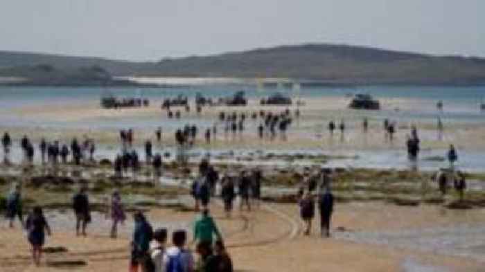 'World's shortest festival' between islands begins