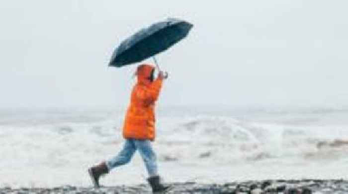Cash for tourist firms to shelter visitors from rain