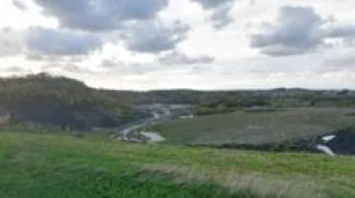Cais dadleuol i ddatblygu hen chwarel Caernarfon wedi'i wrthod