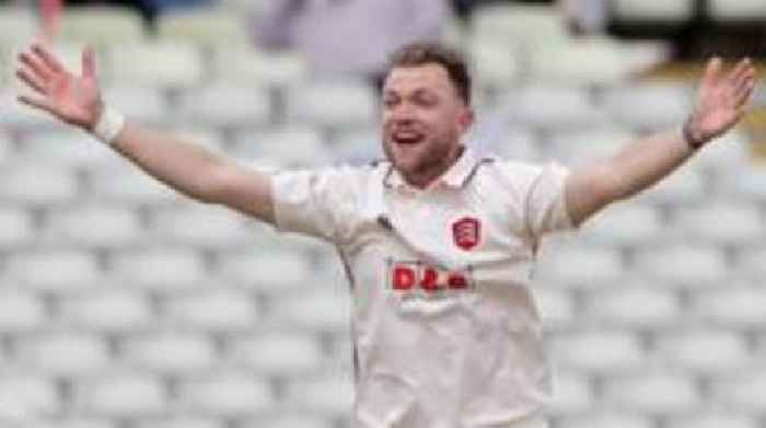 England new boy Cook extends Essex deal