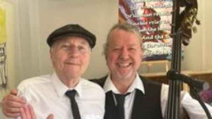 YouTube jazz pianist, 84, plays in market stall