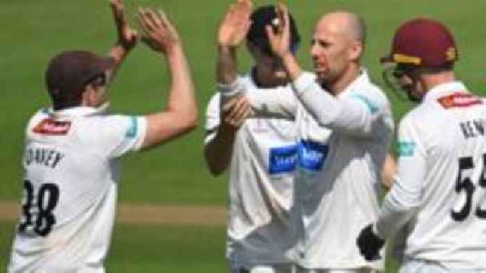Bowlers dominate between Somerset and Essex