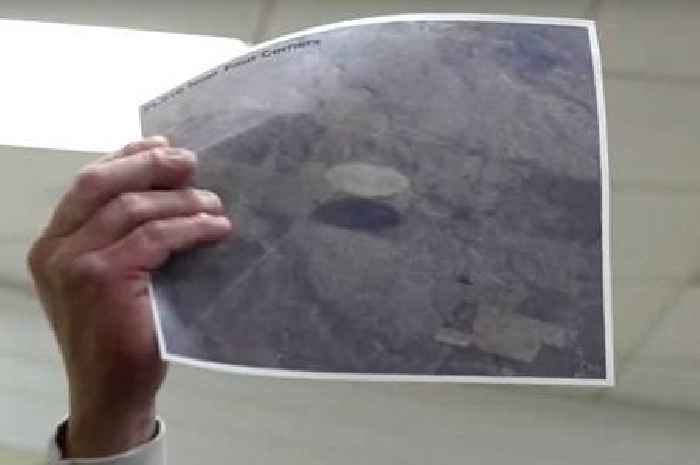 UFO '1,000-foot-long alien spaceship' spotted by pilot in photo