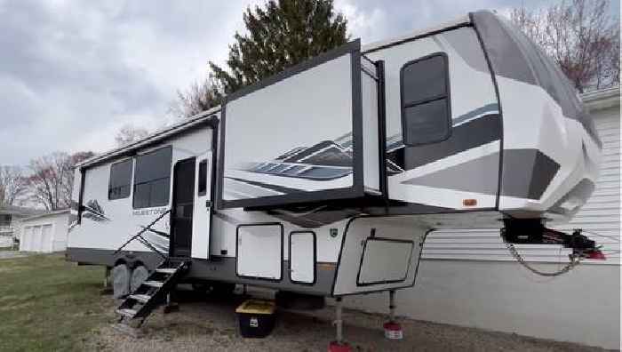 Couple Buys New RV and Stumble Across the Dirtiest Nightmare Possible, Calls for Help