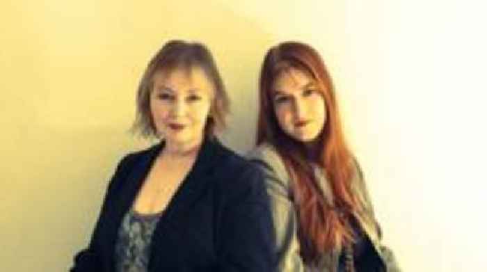 Canu yn y gwaed i Mary Hopkin a Jessica Lee Morgan