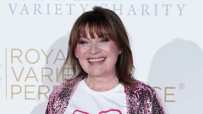 Lorraine Kelly to undergo keyhole surgery