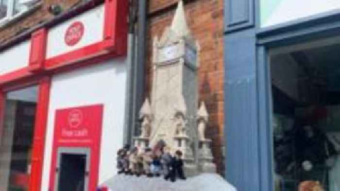 Mystery knitter recreates VE Day party conga