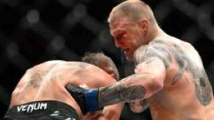 Jones beats hometown hero Stephens on UFC return