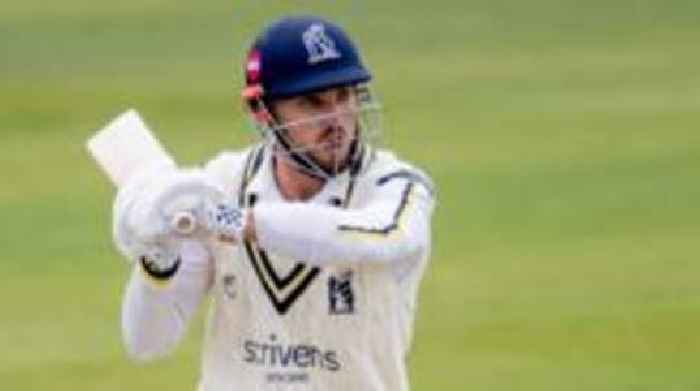 Warwickshire chase 185 to beat Yorkshire