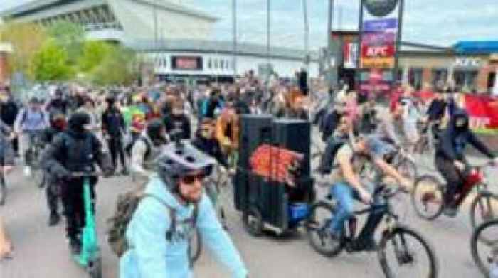 Huge crowds as hundreds join drum and bass bike ride