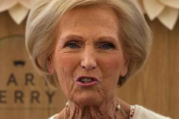 Bake Off icon Mary Berry issues heartbreaking plea as she tells crowd 'I'm deaf'